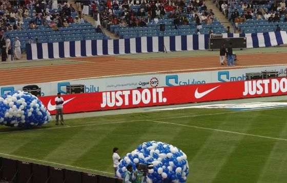 schermo a LED P10mm impermeabile ad alta definizione attorno ai campi da calcio e alle sedi sportive
