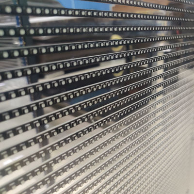 Buon prezzo V140° angolo di visione display LED pubblicitario trasparente ad alto per il finestrino posteriore del taxi, del pullman o dell'autobus in linea