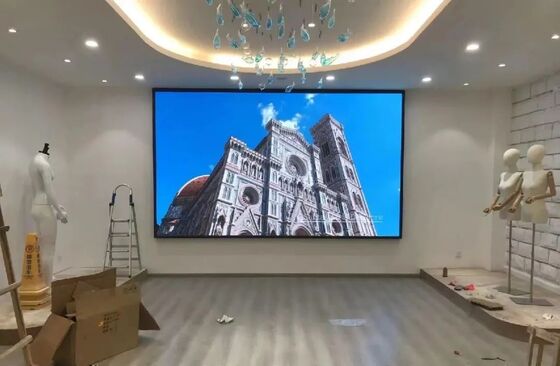 Buon prezzo Display LED fisso interno con 0,9 mm di pixel pitch 600nits luminosità e servizio frontal completo per le sale conferenze in linea