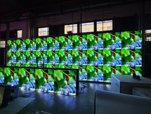 Display a LED a 960*960mm con 6500nits di luminosità Protezione IP65 e frequenza di aggiornamento 3840Hz per uso esterno